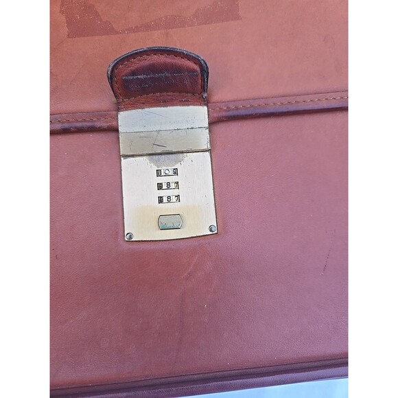 Coach Vintage Leather briefcase with gold buckle and two pockets. - Picture 2 of 14
